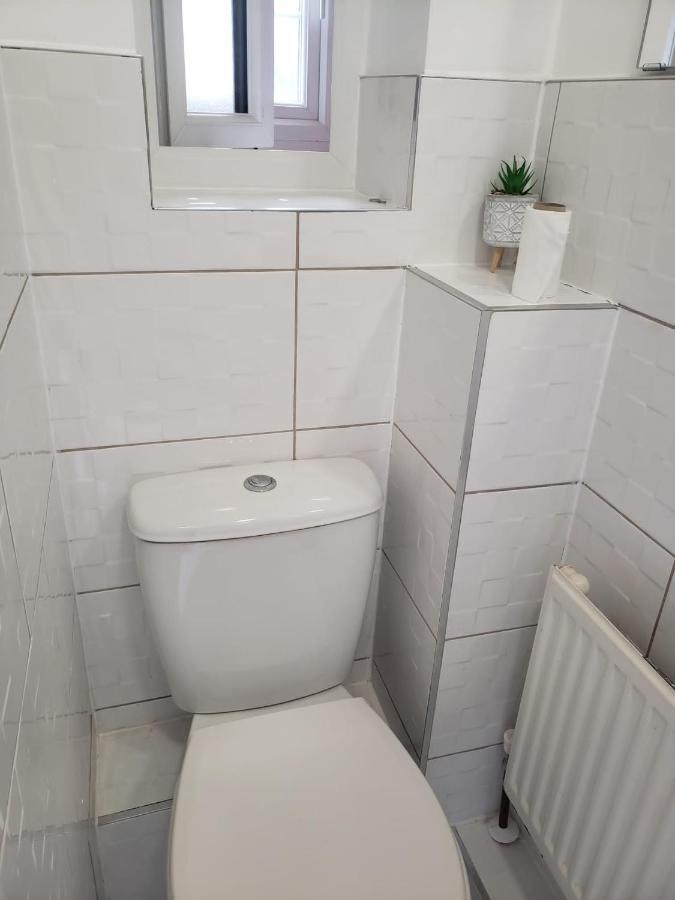 Vibrant Single Room Only For One Adult 绍斯霍 外观 照片